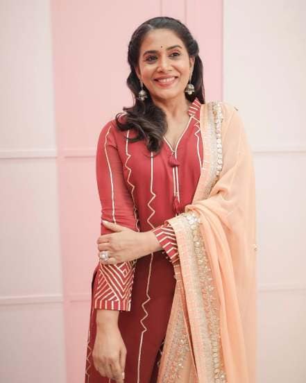 sonali kulkarni in red kurta payjama new photoshoot