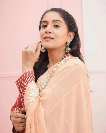 sonali kulkarni in red kurta payjama new photoshoot