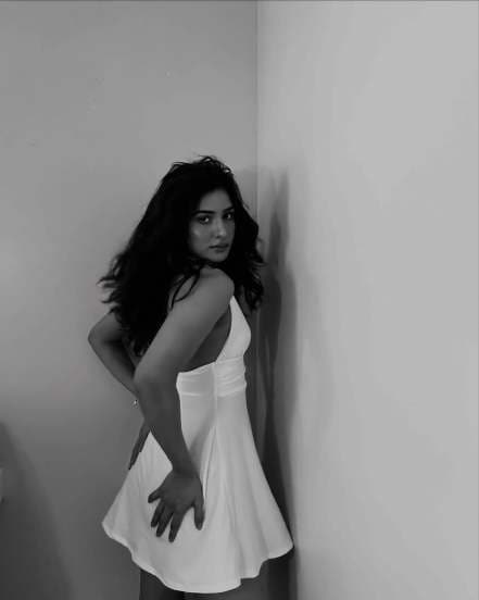 neha khan bold in sleeveless white dress