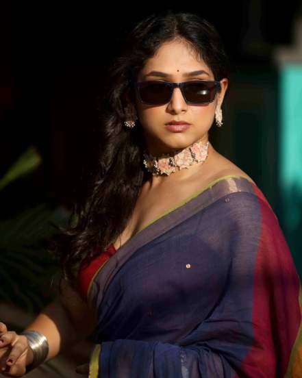 Priyadarshini Indalkar blue cotton saree stylish look