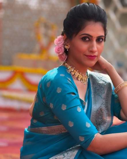 Marathi actress Manasi Kulkarni in blue colour saree