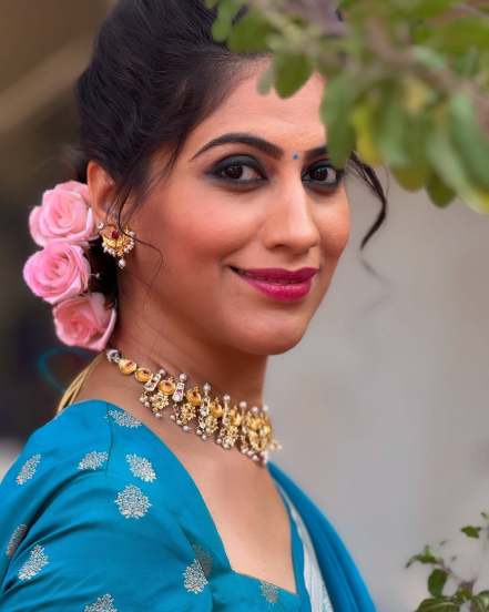 Marathi actress Manasi Kulkarni in blue colour saree