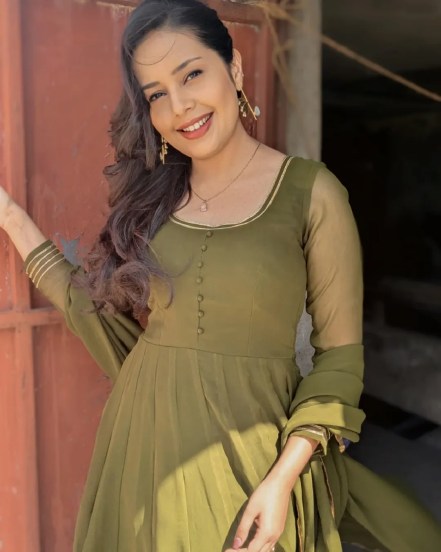 Shivani Rangole Kulkarni White Crop Top Look