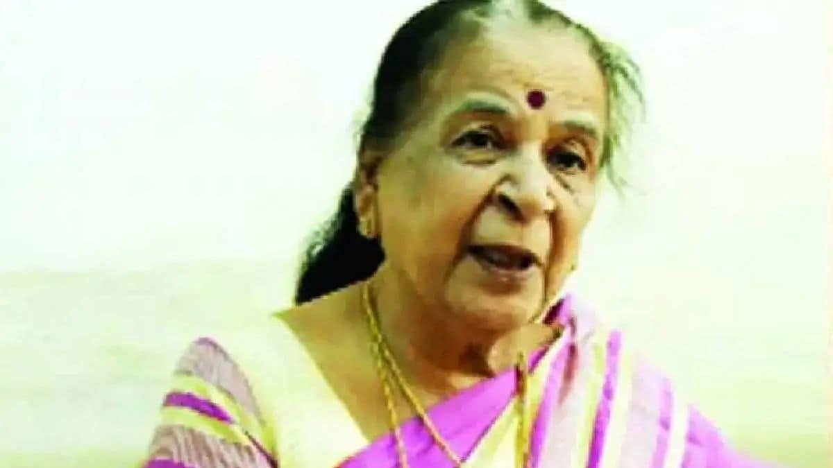 Chief Ministers aunt Shobhatai Fadnavis criticizes mahayuti government over tigers