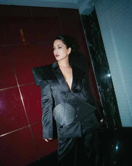 Sunny Leone Turns Heads in a Stunning Black Suit – Bold and Glamorous Look from Her Latest Photoshoot Goes Viral on Instagram