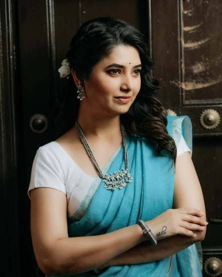 Marathi actress Prajakta mali looks beautiful in peacock colour dress