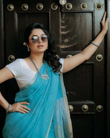 Marathi actress Prajakta mali looks beautiful in peacock colour dress