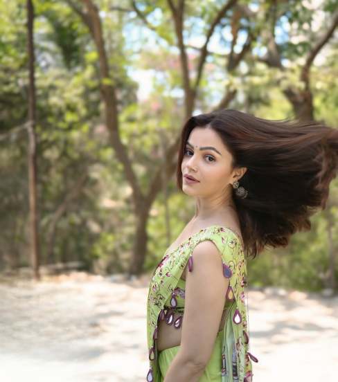 Rubina Dilaik Looks Glamorous in Green Saree with Pink Elephant Design