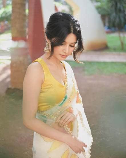Bhavika Sharma’s Elegant Look in White Saree Goes Viral ‘Maddam Sir’ Fame Actress Stuns Fans