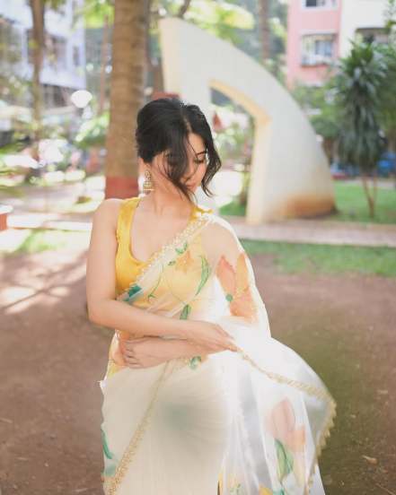 Bhavika Sharma’s Elegant Look in White Saree Goes Viral ‘Maddam Sir’ Fame Actress Stuns Fans