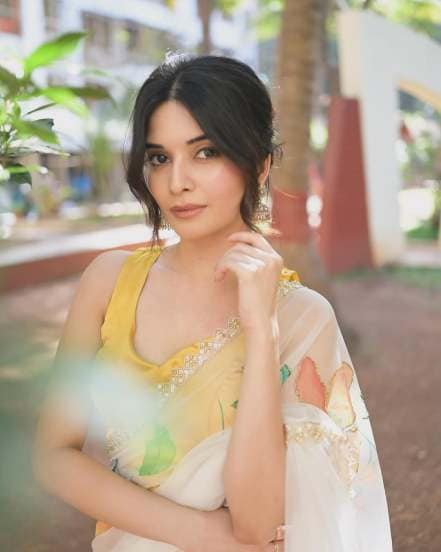 Bhavika Sharma’s Elegant Look in White Saree Goes Viral ‘Maddam Sir’ Fame Actress Stuns Fans