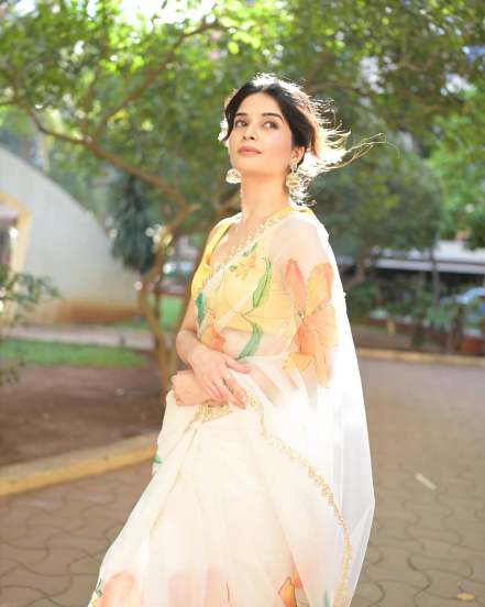 Bhavika Sharma’s Elegant Look in White Saree Goes Viral ‘Maddam Sir’ Fame Actress Stuns Fans