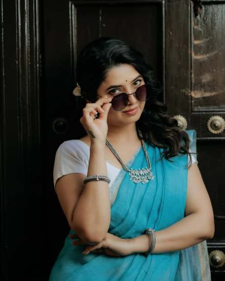 Prajakta Mali shares photos in traditional saree and prajaktaraj Jewelry on social media