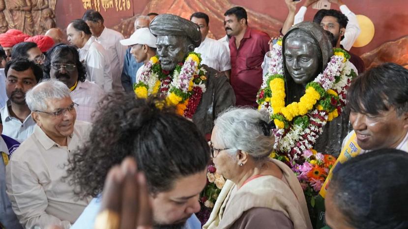 Tributes to Mahatma Phule on his birth anniversary at Phule Wada rom followers