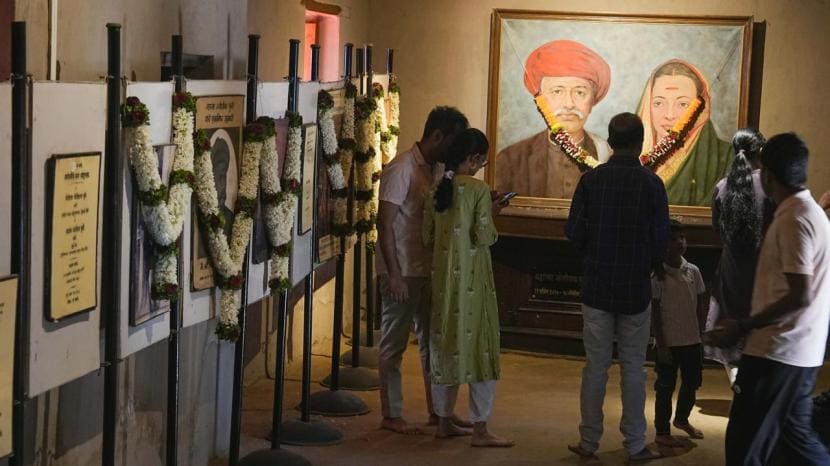 Tributes to Mahatma Phule on his birth anniversary at Phule Wada rom followers