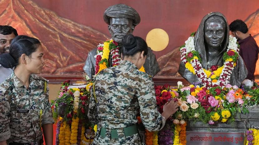 Tributes to Mahatma Phule on his birth anniversary at Phule Wada rom followers