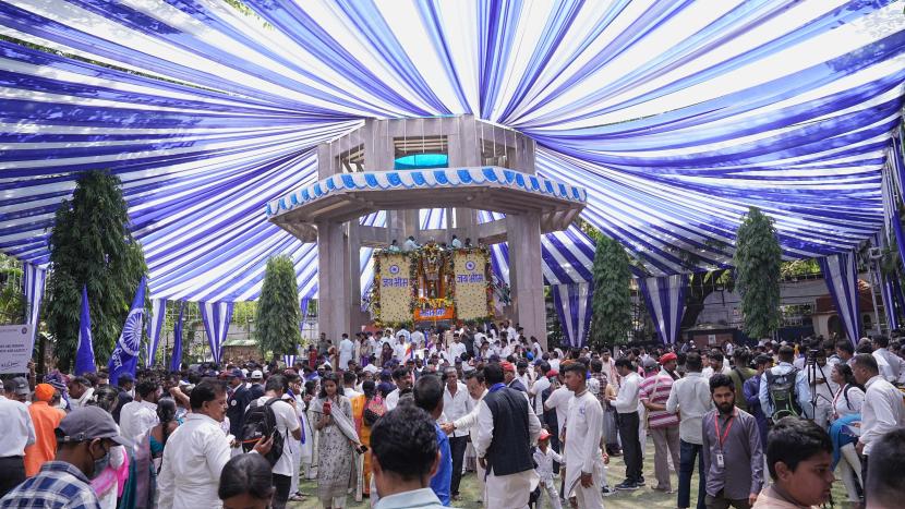 Citizens paying tribute at Ambedkar memorial on the occasion of ‘Ambedkar Jayanti’ on Monday