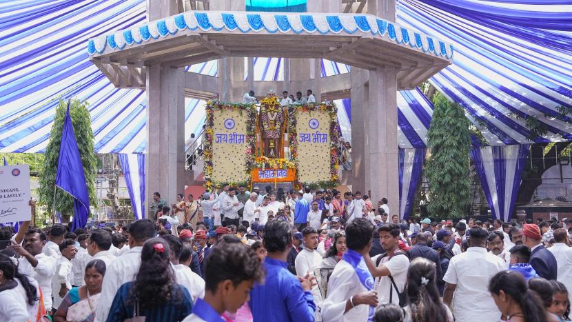Citizens paying tribute at Ambedkar memorial on the occasion of ‘Ambedkar Jayanti’ on Monday