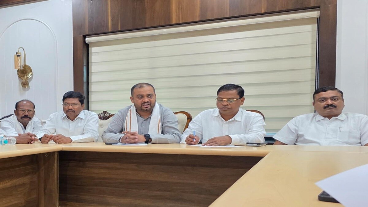 Guardian Minister, problems , Gadchiroli, Congress ,