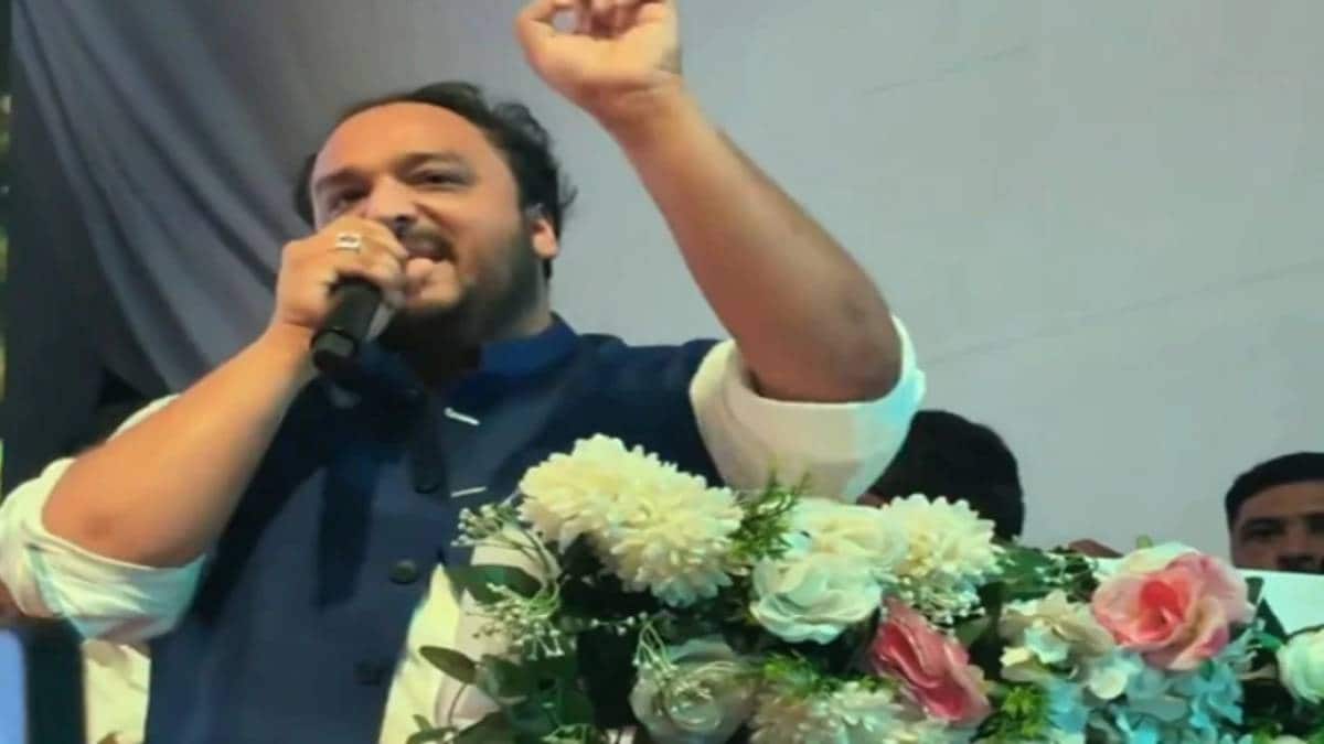 Zeeshan Siddiqui news in marathi