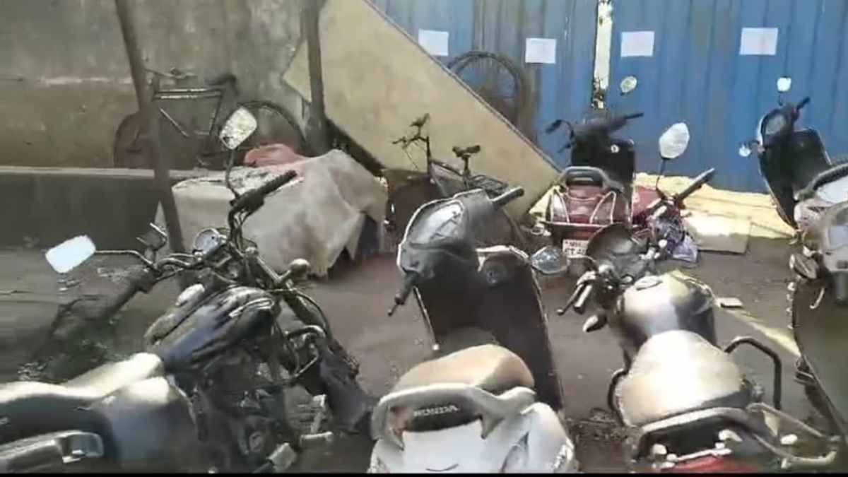 conflict over two wheelers parking near Kalyan railway station