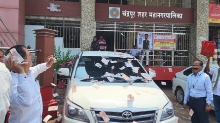 Fake notes scattered on Commissioner s car