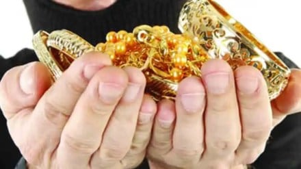 st bus jewellery stolen loksatta