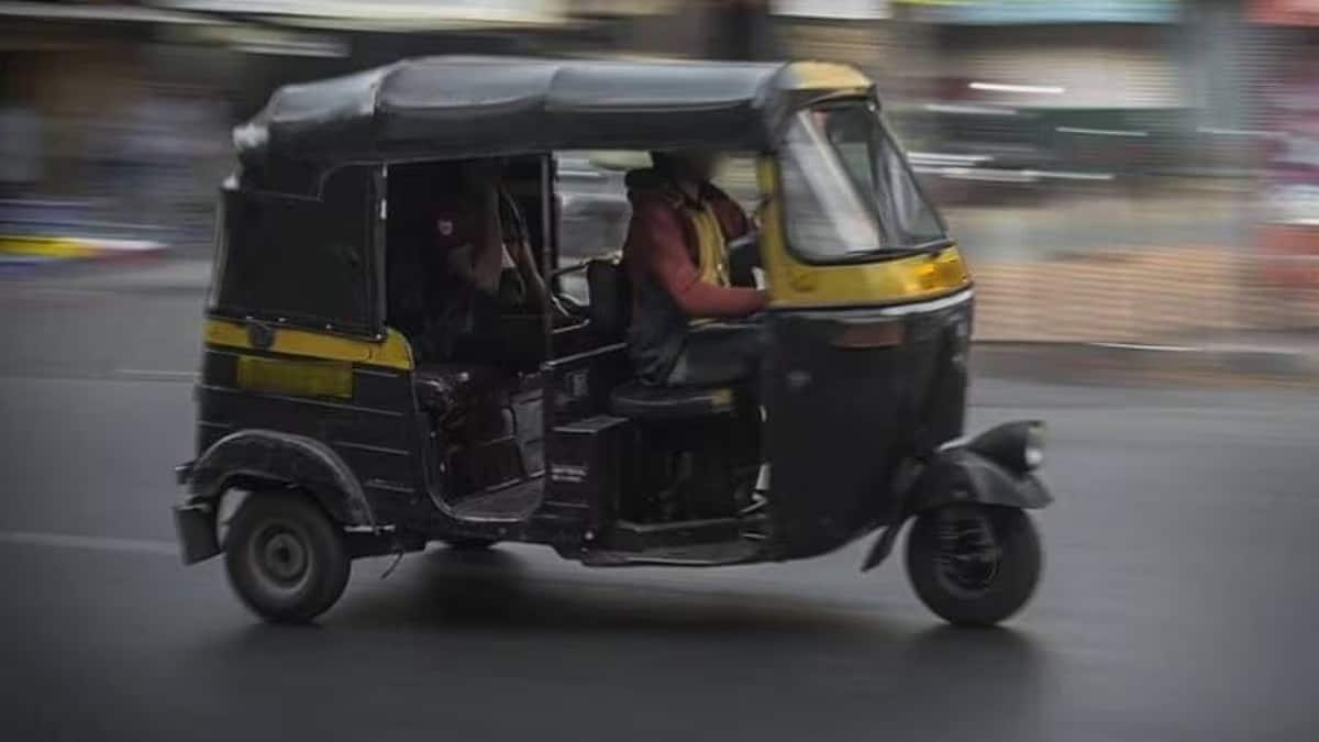 auto rickshaw driver molest female