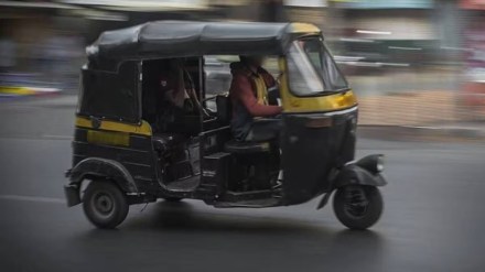 auto rickshaw driver molest female