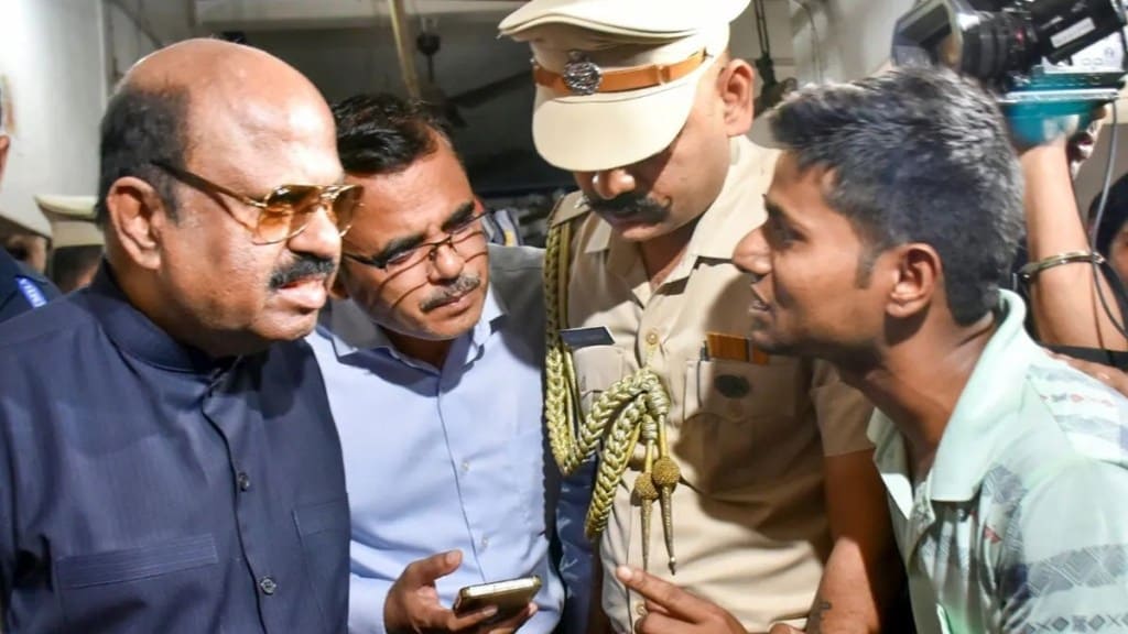 बंगालच्या राज्यपालांचा हिंसाग्रस्त भागाचा दौरा सुरूच (PTI) 
