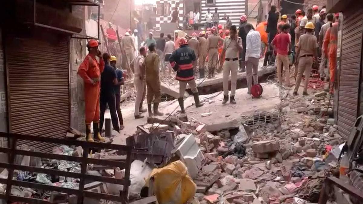 delhi mustafabad building collapse