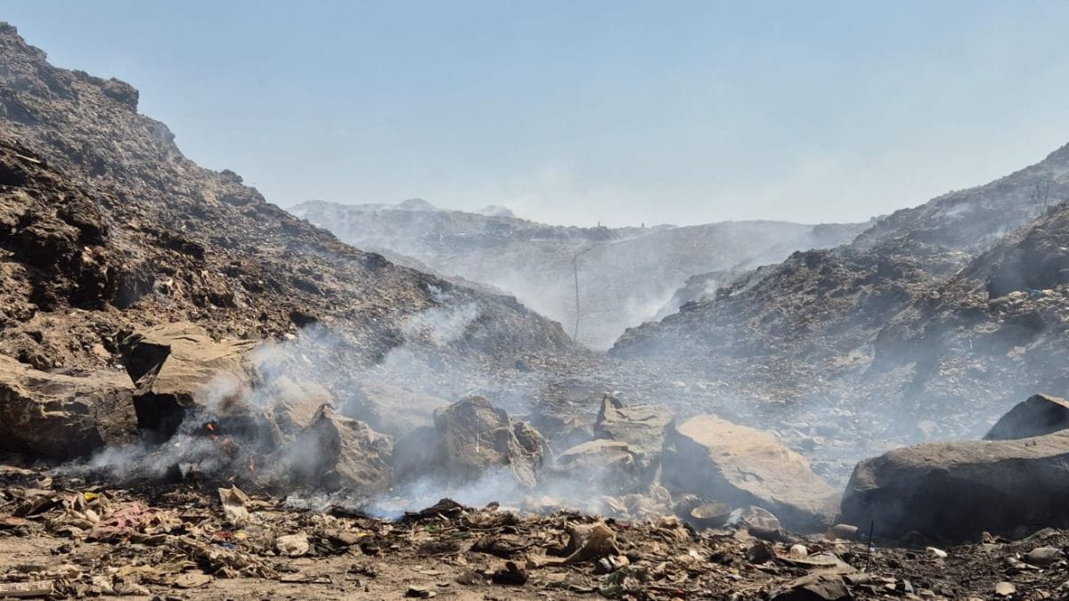 Fire breaks out at municipal dumping ground due to heatwave Congestion due to smoke in Vasai Virar