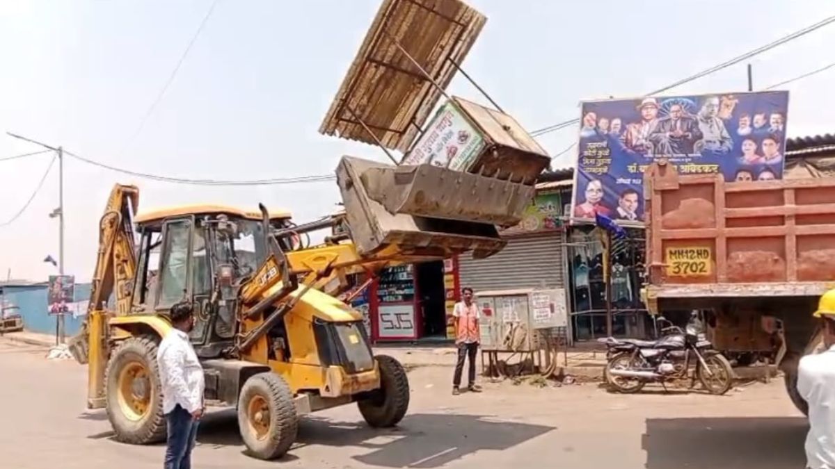 Action taken against hawkers and encroachments on footpaths in Titwala and Balyani