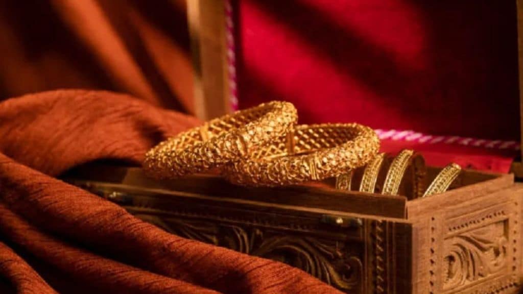 Financial fraud with private financial institution through fake gold bangles in Kalyan