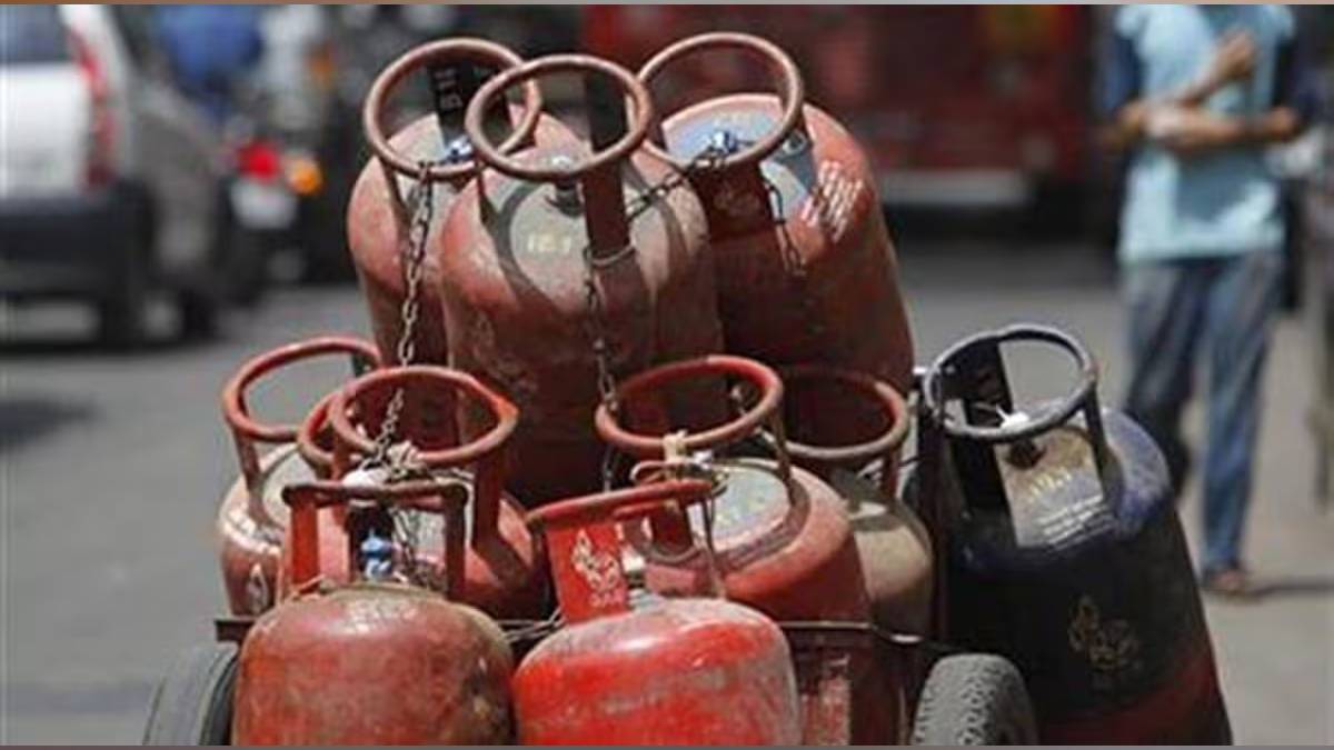 Congress protests in Kolhapur against gas price hike