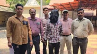 hawker robbed and beat up Nashik passenger in Kalyan railway station area