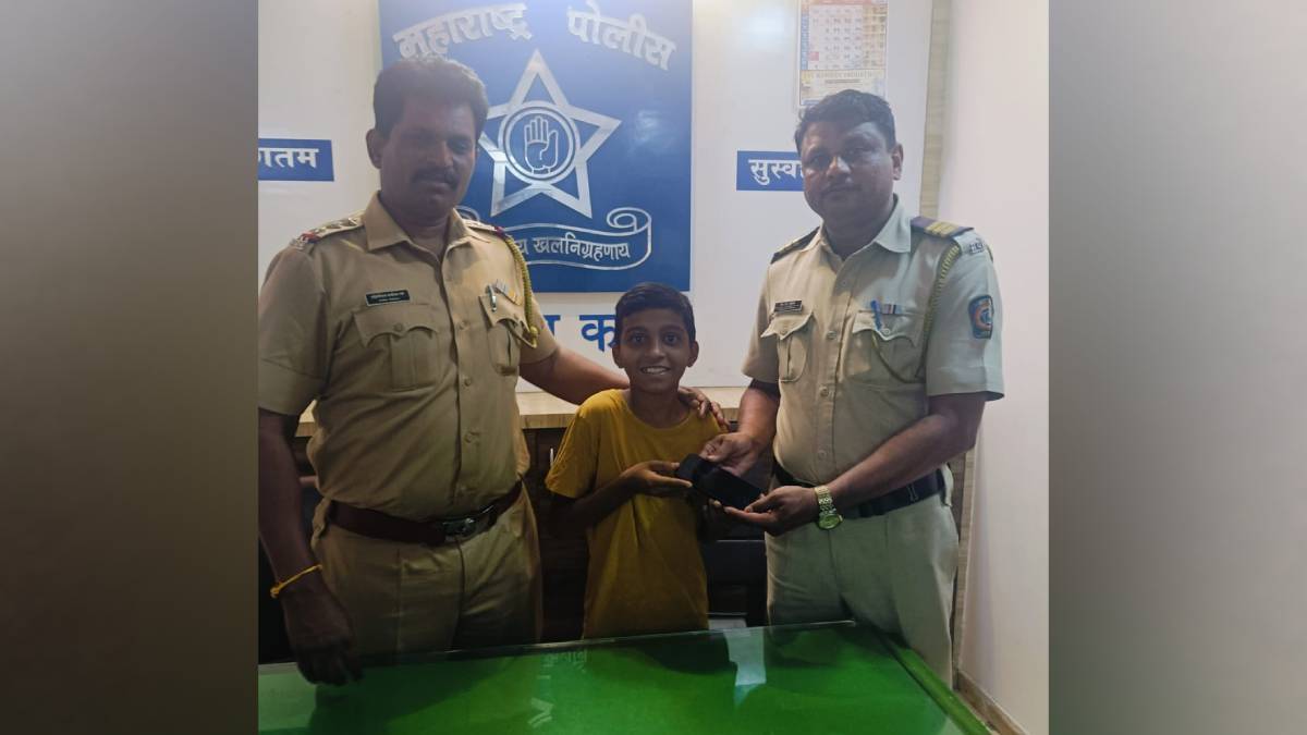 dombivli Jaihind Colony iPhone worth Rs 1 lakh found by children handover to police