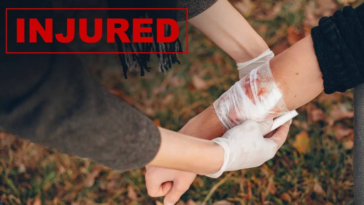 Woman injured after barricade falls on her mumbai print news