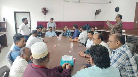 angry journalists protest vasai virar municipal corporation headquarters Wrong list of assets and dues of journalists published