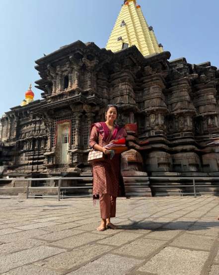 ज्योतिकाने तिचे व सूर्याचे काही फोटो पोस्ट केले आहेत.