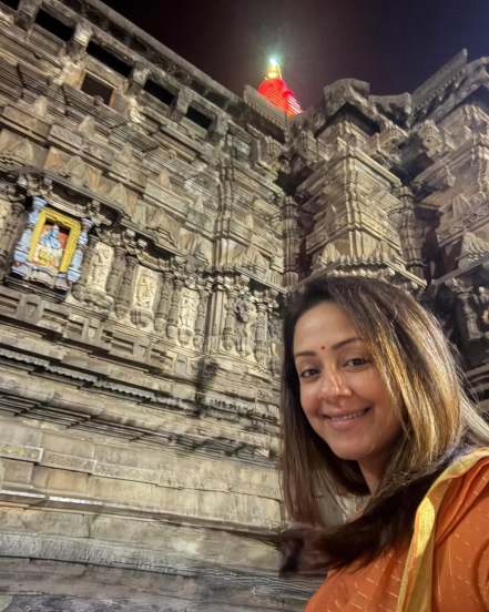 jyothika visits kolhapur mahalaxmi temple 