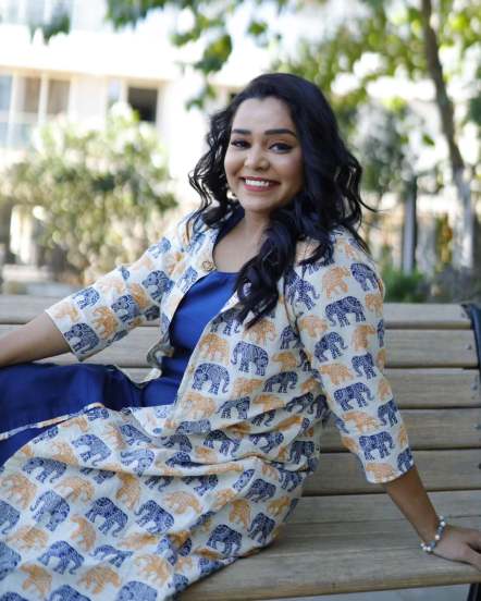 'महाराष्ट्राची हास्यजत्रा' या शोमधून लोकप्रिय झालेली विनोदी अभिनेत्री म्हणजे चेतना भट.