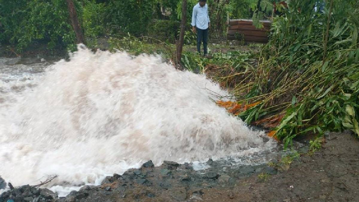 mumbai water pipeline burst at Metro project Amar Mahal Junction Contractor negligence in work Mumbai