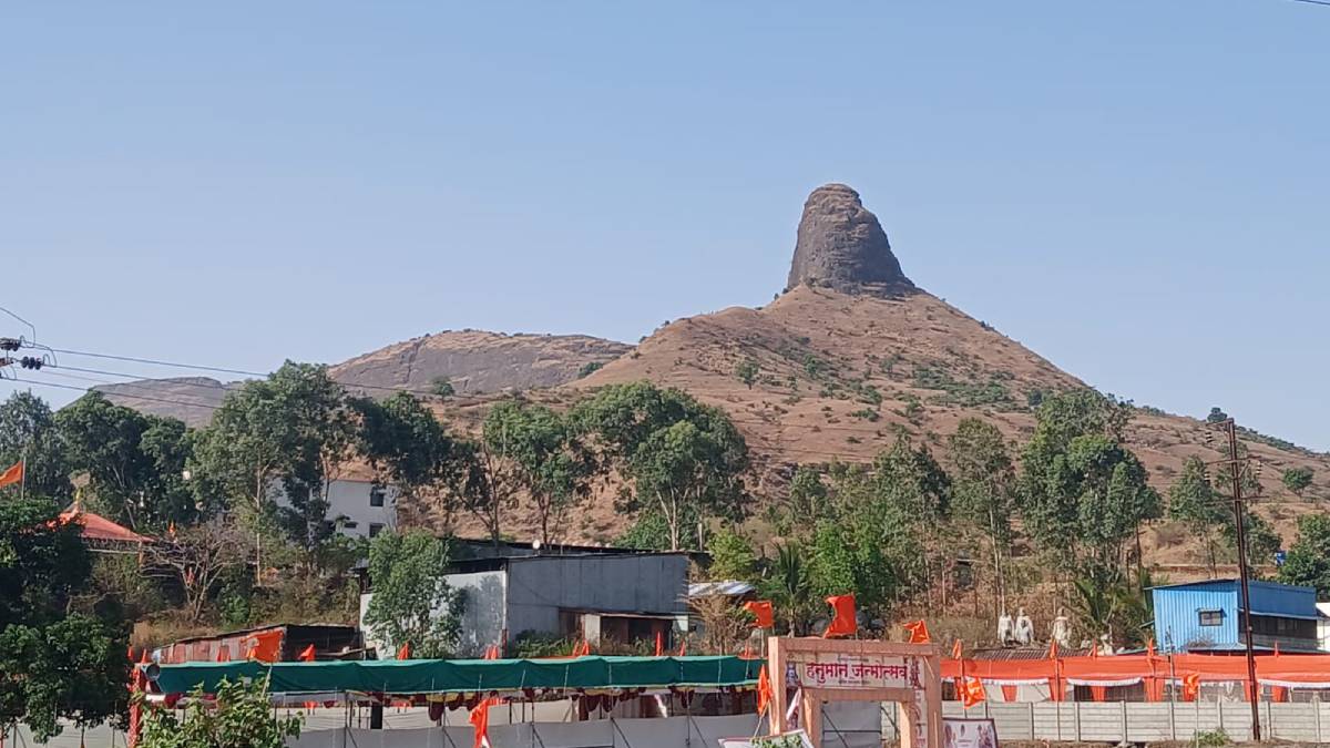 Anjaneri pilgrimage bee attack incidents news in marathi