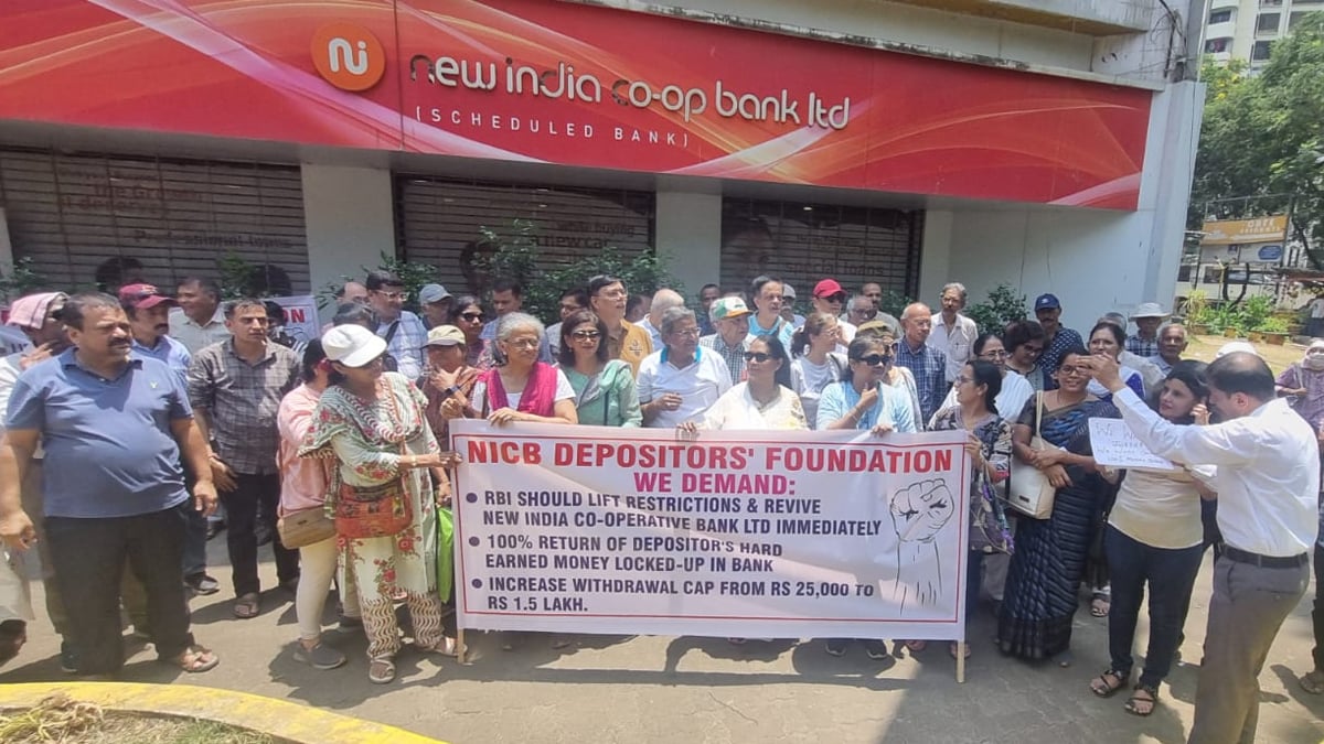 Protest by depositors of New India Co-operative Bank thane