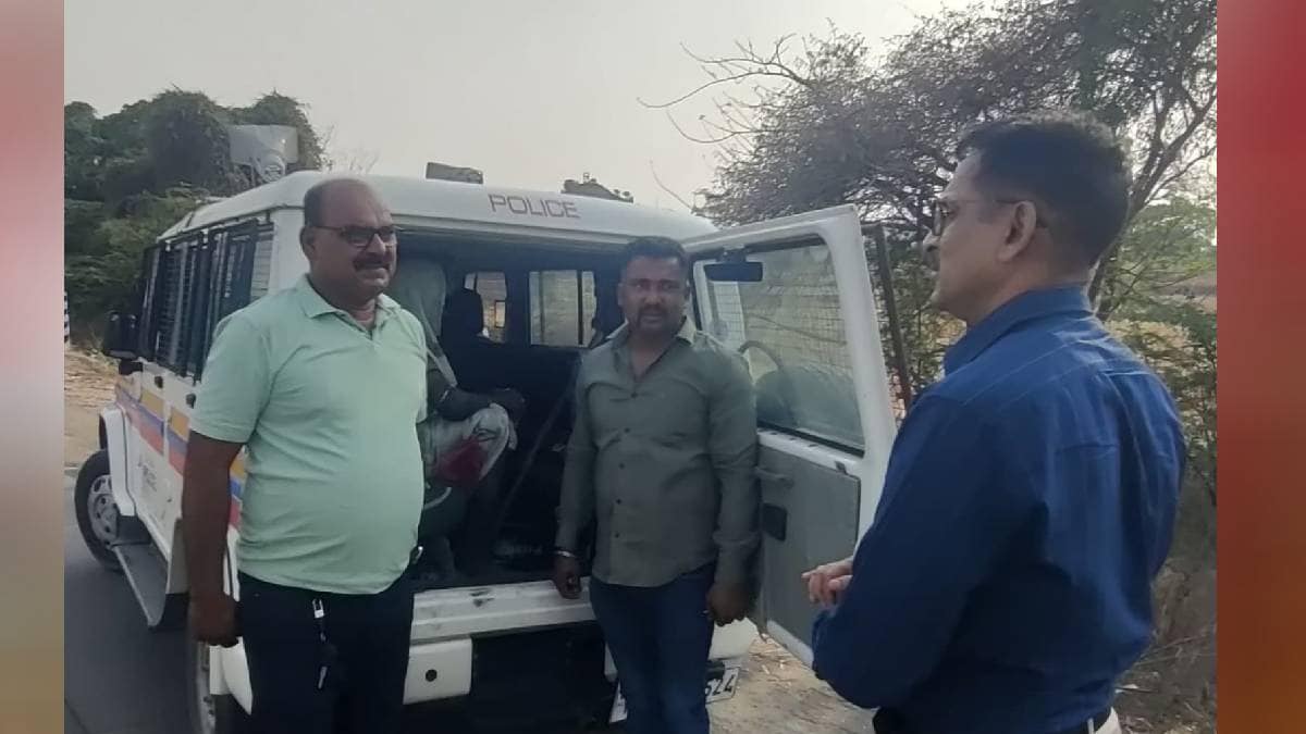 Superintendent of Police Ravindra Singh Pardeshi supported the elderly woman parbhani news