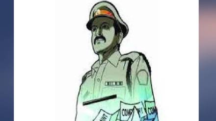 Uniformed policeman found drunk lying on the side of the road suspended mumbai news