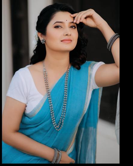 Marathi actress Prajakta mali looks beautiful in peacock colour dress