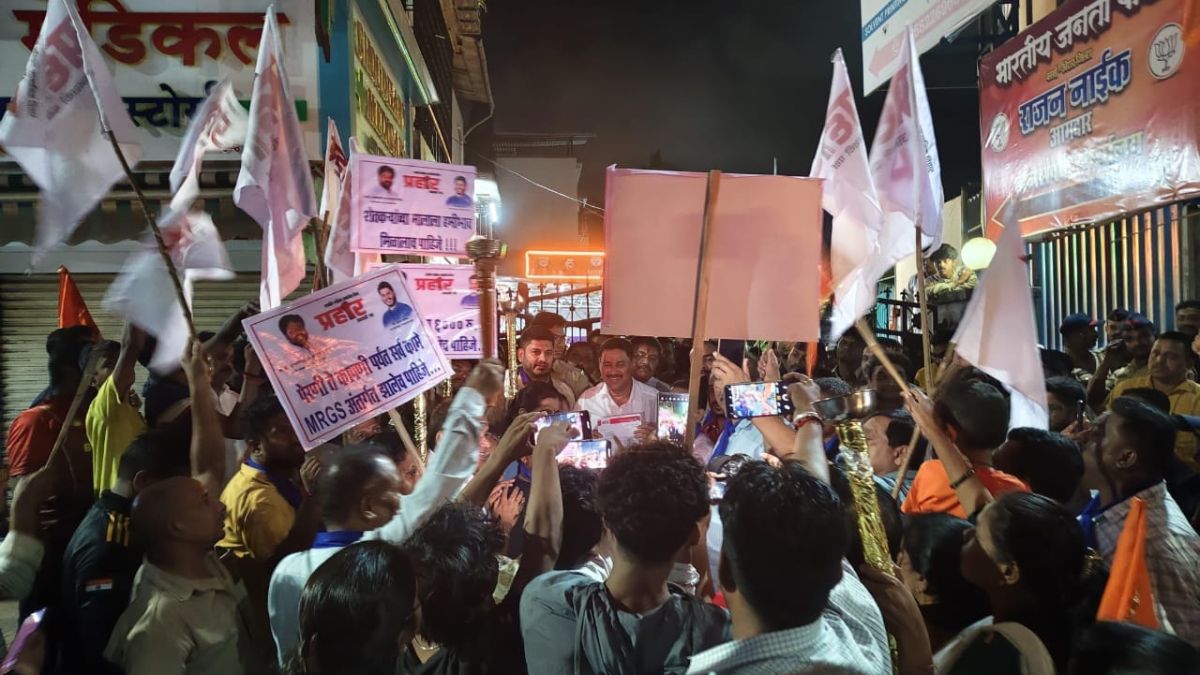 Protest in front of Prahar MLAs house in Vasai Virar