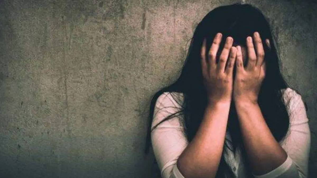 sexual assault minor girl in thane news in marathi